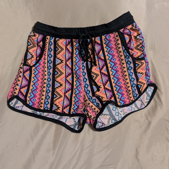 Colorful Geometric Patterned Shorts - Picture 5 of 7